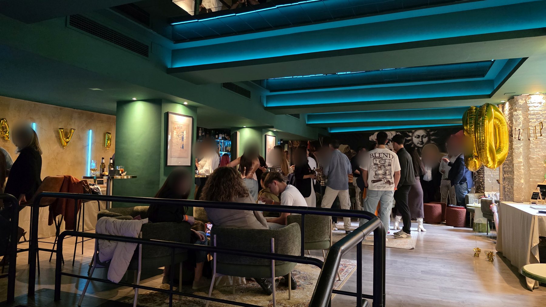 Ambiente de evento en la planta alta de Diván Copas