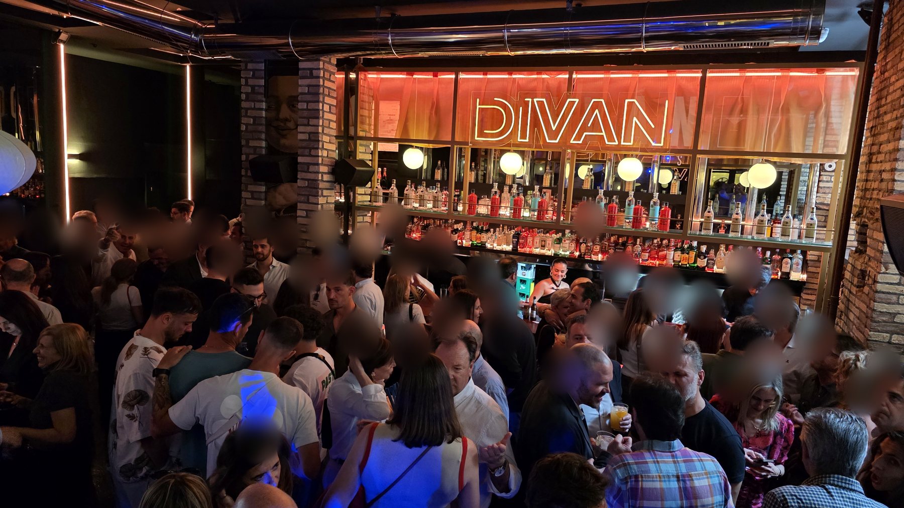 Ambiente de tardeo y copas en Diván Copas